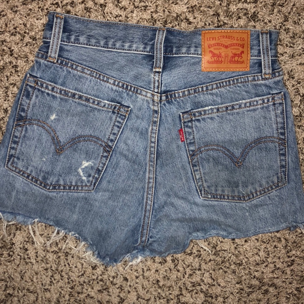 Levi Shorts - Picture 2 of 2